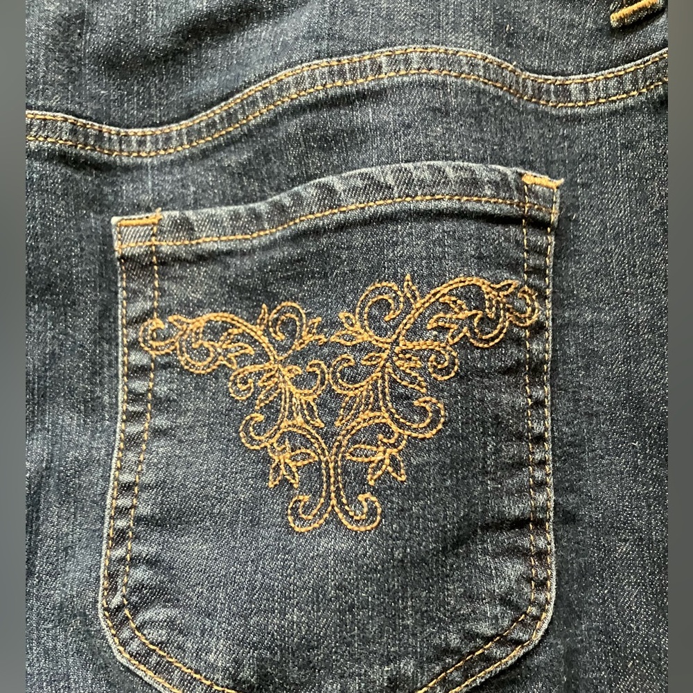 Chico’s Regular Straight Leg Blue Jeans. 25. Inseam is 30”. Embroidered pockets. - Picture 3 of 4